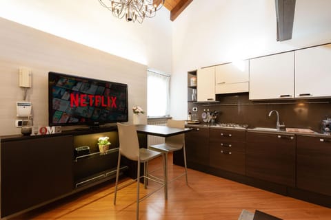 TV and multimedia, Kitchen or kitchenette, Living room, Seating area, Dining area