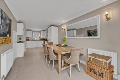 Stylish 3 bedroom townhouse for 5 guests, set in the medieval grid with off street parking House in Bury Saint Edmunds
