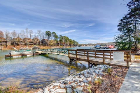 West Union Townhome with Patio and Lake View Haus in Lake Keowee