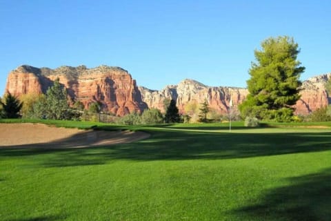 Stylish Townhome on Golf Course Red Rock View House in Village of Oak Creek