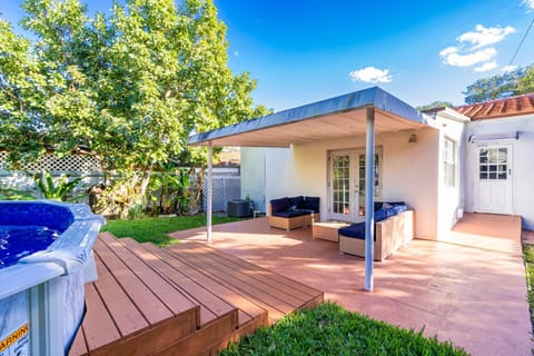 Balcony/Terrace, Seating area, Swimming pool