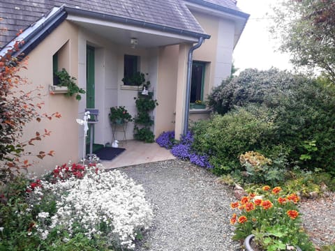 Chambre d'hôte avec piscine couverte Bed and Breakfast in Le Mans