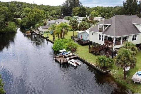4BR Private Dock, Warm Spring Canal, Kayaks, Canoe Haus in Hudson