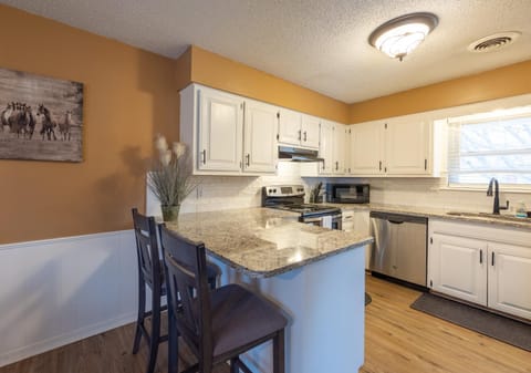 Kitchen or kitchenette, Dining area, minibar, pet friendly, stove, toaster