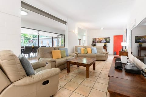 Communal lounge/ TV room, TV and multimedia, Living room, Seating area, Evening entertainment