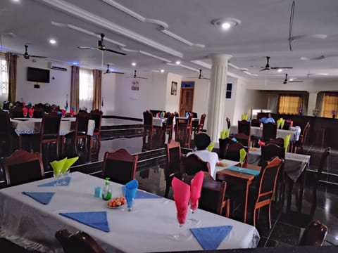 Restaurant/places to eat, Communal lounge/ TV room, Area and facilities