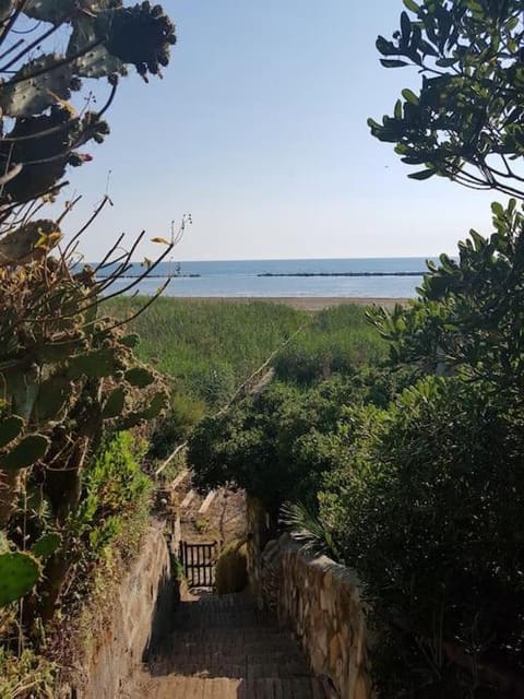 Domus Neroniana - Ingresso privato alla spiaggia. House in Anzio