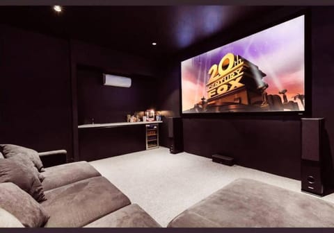 VILLA BOND Luxe Design Location Cinema Heated Pool and Spa Villa in Melbourne Road