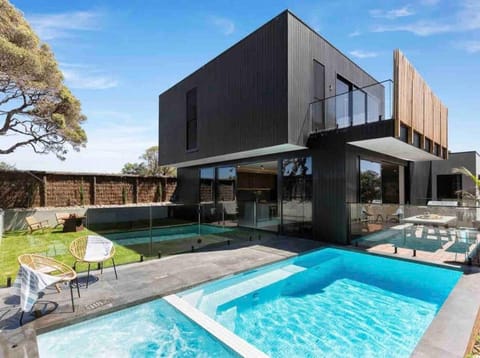 VILLA BOND Luxe Design Location Cinema Heated Pool and Spa Villa in Melbourne Road