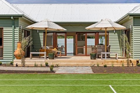 Coastal Cool -Pool, Tennis Court House in Melbourne Road