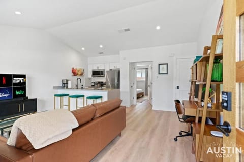 Insta-Ready Apartment in Barton Hills w King Bed Condo in Zilker
