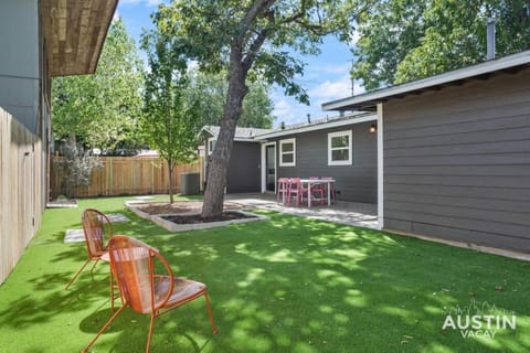 Trendy Remodeled Home by SoCo w Nice Outdoor Space Haus in Zilker