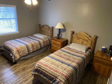 Lakeview Room Twin Beds - 21 House in Lake Texoma