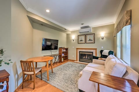 Welcoming Edmonds Vacation Rental with Fireplace! Casa in Lynnwood