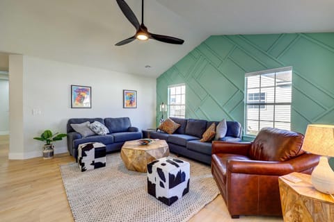Chic Bentonville Home with Patio and Fire Pit! Haus in Rogers