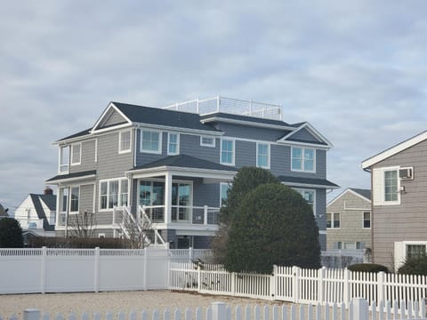 MyLBIBeachRental, 6 from Beach, 6 Bedroom, 4.5 Bath, Sleeps 12, New Construction Casa in North Beach Haven