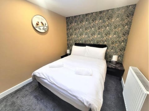 Friary House Serviced Apartments by Roomsbooked Condo in Gloucester