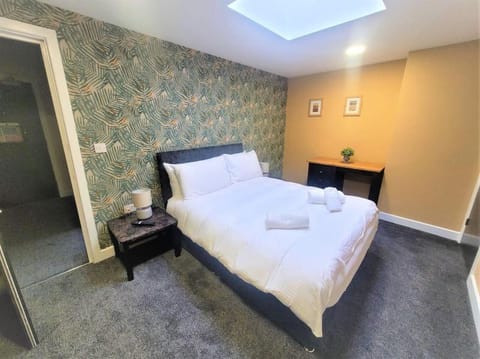 Friary House Serviced Apartments by Roomsbooked Condo in Gloucester