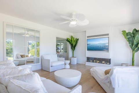 Cloud Nine, 18 Wynne Cres - pool, waterviews, linen House in Corlette