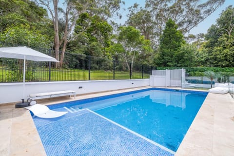 Cloud Nine, 18 Wynne Cres - pool, waterviews, linen House in Corlette