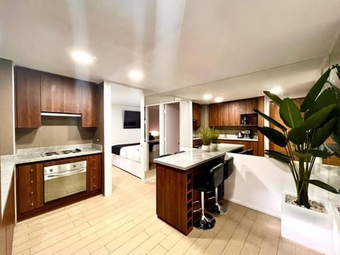 Kitchen or kitchenette, Dining area, minibar, pet friendly