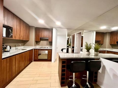 Kitchen or kitchenette, Dining area, minibar, pet friendly