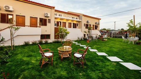 Property building, Garden, Dining area