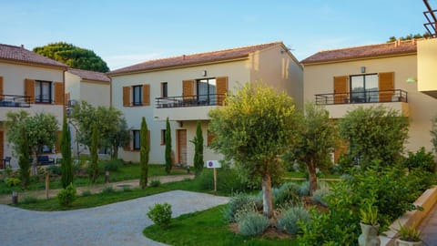 Property building, Day, Garden, Garden view