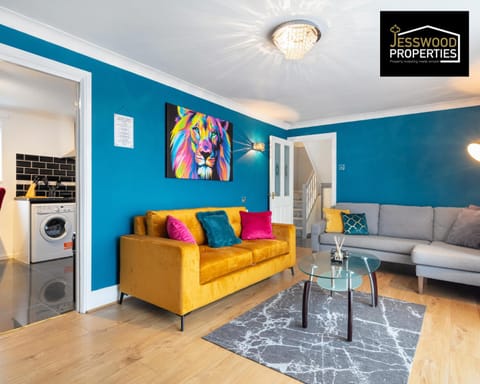 Stylish 3 Bedroom Contractor House Stevenage by Jesswood Properties Short Lets Free Parking & Wifi House in Stevenage