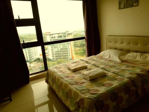 HB1713 -2 bedroom-Netflix-Wifi-Parking, 3042 Condo in Putrajaya