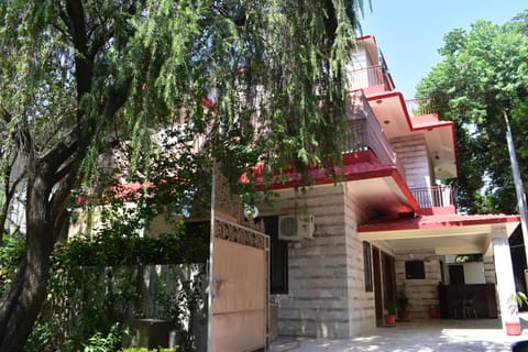 17 Guest House Bed and Breakfast in Islamabad