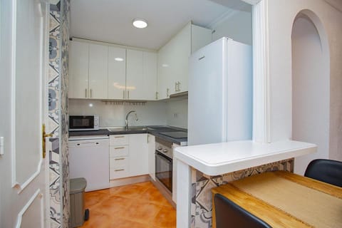 Kitchen or kitchenette, Dining area, dishwasher, minibar, pet friendly