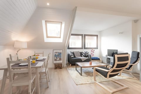 Living room, Seating area, Dining area