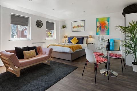 Bed, TV and multimedia, Decorative detail, Decorative detail, Seating area, Dining area, Bedroom, City view, internet, internet