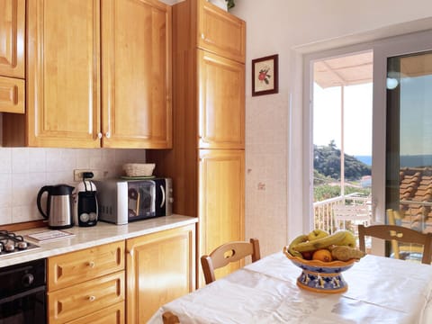 Coffee/tea facilities, Kitchen or kitchenette, Dining area, minibar, pet friendly, stove