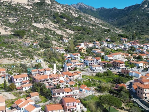 Property building, Nearby landmark, Day, Neighbourhood, Natural landscape, Bird's eye view, City view, Mountain view, Street view