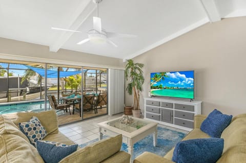 Canal Views, Sleeps 14 - Villa Mutual Fun House in Cape Coral