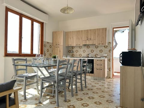 Kitchen or kitchenette, Living room, Seating area, Dining area, minibar, pet friendly, stove