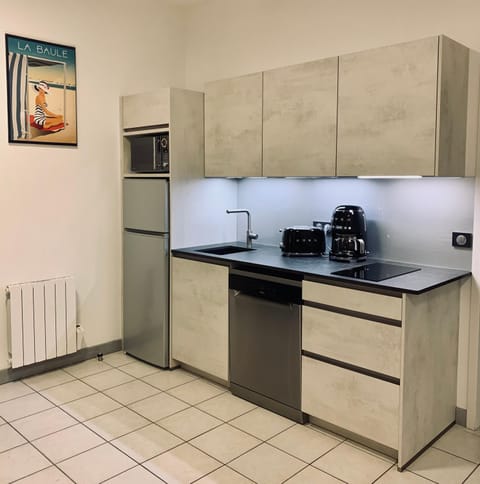 Kitchen or kitchenette, minibar, stove, toaster