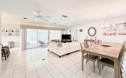 Waterfront Getaway with Pool! House in Pompano Beach