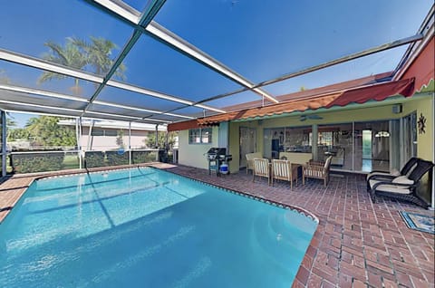 Waterfront Getaway with Pool! House in Pompano Beach
