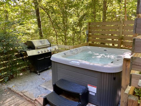 New Listing! Convenient Cottage - Hot Tub, 4 Minutes to Dahlonega Maison in Dahlonega