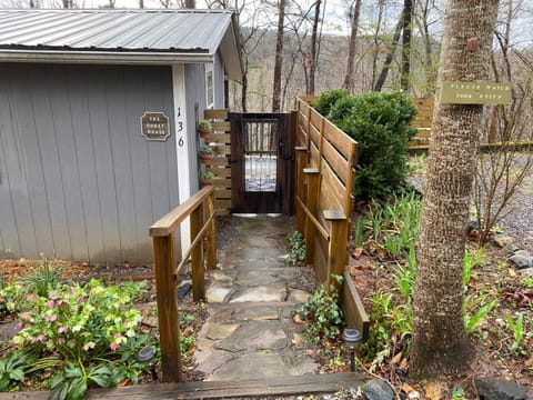 New Listing! Convenient Cottage - Hot Tub, 4 Minutes to Dahlonega House in Dahlonega