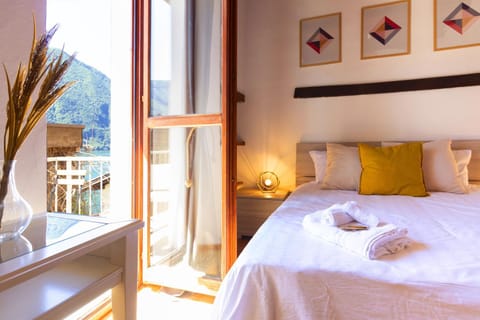 Bed, Natural landscape, View (from property/room), Balcony/Terrace, Photo of the whole room, Bedroom, Mountain view, towels