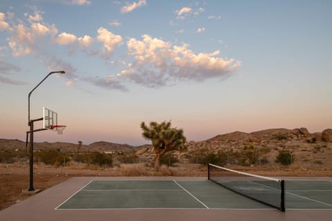 Cloud Canyon spacious secluded oasis w pool House in Yucca Valley