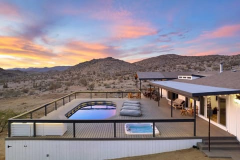 Cloud Canyon spacious secluded oasis w pool Casa in Yucca Valley