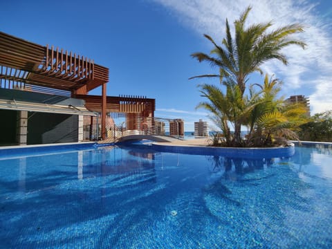 Day, Swimming pool, Swimming pool, sunbed
