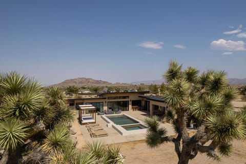 Sol e Cielo- 2 luxe homes w 2 pools & hot tubs House in Yucca Valley