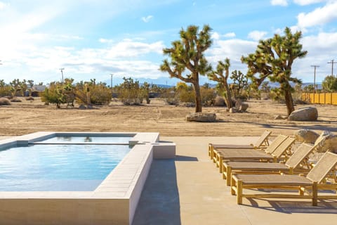 Sol e Cielo Casa Una rare luxury oasis and pool House in Yucca Valley