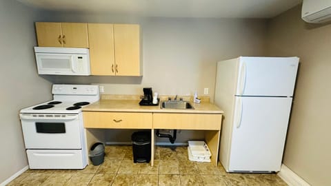 Coffee/tea facilities, Kitchen or kitchenette, microwave, oven, stove, kitchen